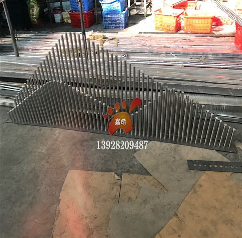 不銹鋼景觀假山雕塑 峰巒疊嶂的藝術(shù)與幕墻材料的創(chuàng)新應(yīng)用